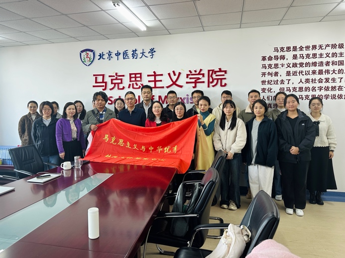 会议室里的人们 描述已自动生成